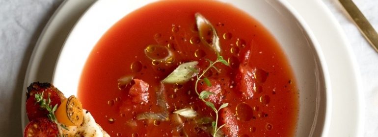 Sopa de tomate con tosta de queso de cabra