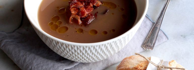 Sopa de castañas y bocadillos calientes de queso