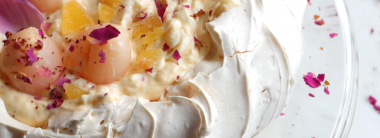 PAVLOVA DE LICHIS y COCO con JENGIBRE Y ROSAS